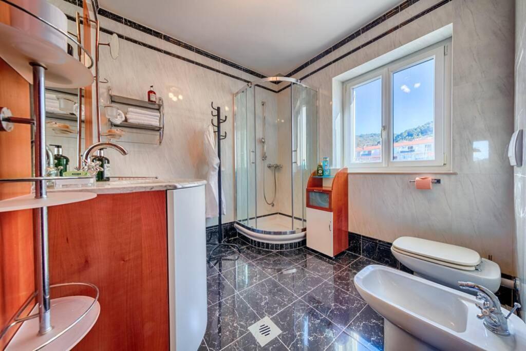 Seafront Apartment Duo Вис Екстериор снимка